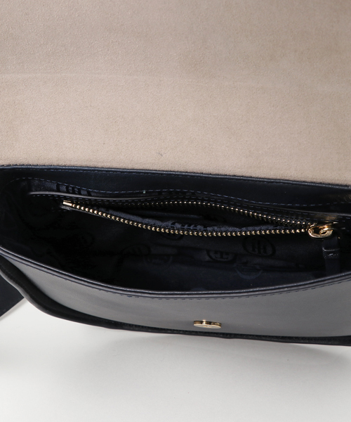 TOMMY HILFIGER(トミーヒルフィガー)の「レザーサドルバッグ(ショルダーバッグ・レディース・キャメル/ネイビー・FREE)」の7枚目の写真