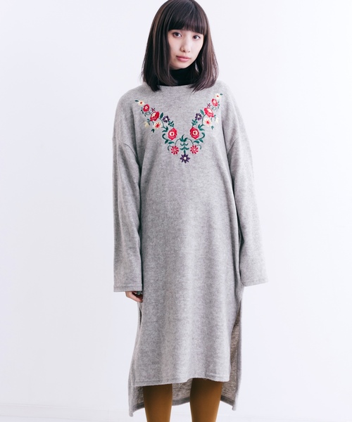 MERLOT（メルロー）の「起毛フラワー刺繍サイドスリットチュニック1240（チュニック・レディース・マスタード/オフホワイト/グレー/ブラック/ワイン・FREE）」の4枚目の写真