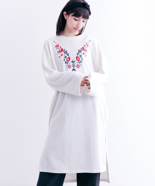 MERLOT（メルロー）の「起毛フラワー刺繍サイドスリットチュニック1240（チュニック・レディース・マスタード/オフホワイト/グレー/ブラック/ワイン・FREE）」の2枚目の写真