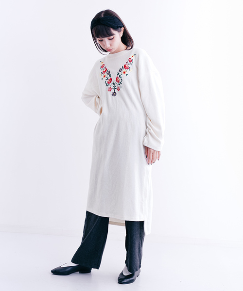 MERLOT（メルロー）の「起毛フラワー刺繍サイドスリットチュニック1240（チュニック・レディース・マスタード/オフホワイト/グレー/ブラック/ワイン・FREE）」の8枚目の写真