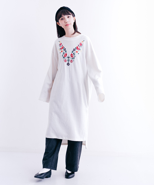 MERLOT（メルロー）の「起毛フラワー刺繍サイドスリットチュニック1240（チュニック・レディース・マスタード/オフホワイト/グレー/ブラック/ワイン・FREE）」の9枚目の写真