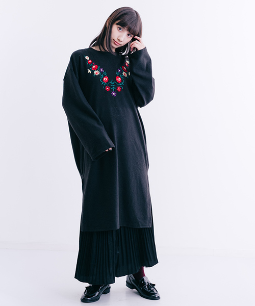 MERLOT（メルロー）の「起毛フラワー刺繍サイドスリットチュニック1240（チュニック・レディース・マスタード/オフホワイト/グレー/ブラック/ワイン・FREE）」の10枚目の写真