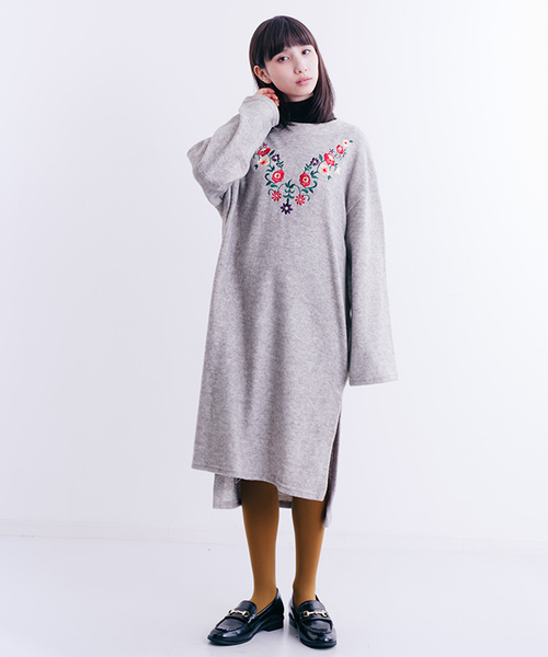 MERLOT（メルロー）の「起毛フラワー刺繍サイドスリットチュニック1240（チュニック・レディース・マスタード/オフホワイト/グレー/ブラック/ワイン・FREE）」の15枚目の写真