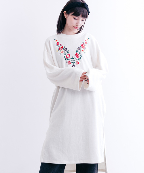 MERLOT（メルロー）の「起毛フラワー刺繍サイドスリットチュニック1240（チュニック・レディース・マスタード/オフホワイト/グレー/ブラック/ワイン・FREE）」の22枚目の写真