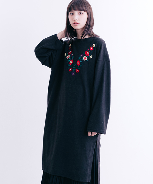 MERLOT（メルロー）の「起毛フラワー刺繍サイドスリットチュニック1240（チュニック・レディース・マスタード/オフホワイト/グレー/ブラック/ワイン・FREE）」の21枚目の写真