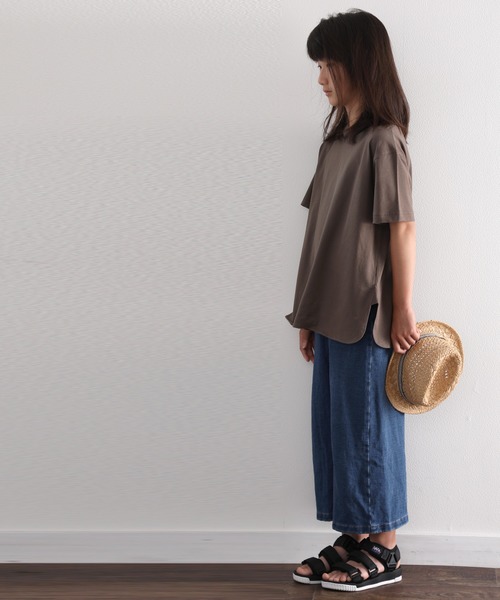 classicalelf（クラシカルエルフ）の「キッズ サイドスリット入りビッグシルエットミドル丈無地Tシャツ(半袖)（Tシャツ/カットソー・キッズ・ブラウン/ブラック/ベージュ/ホワイト・130/140/150/160）」の6枚目の写真