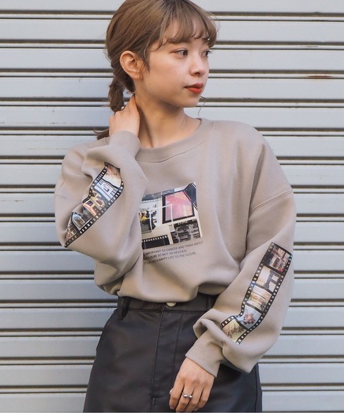 tiptop(ティップトップ)の「2020AW 裏起毛フォトプリントプルオーバー(スウェット・レディース・オフホワイト/アイボリー/ブラック/スミクロ/ライトベージュ/ベージュ・FREE)」の6枚目の写真