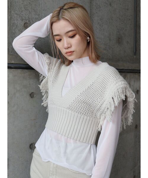 MURUA（ムルーア）の「フリンジベストレイヤードトップス（ニット/セーター・レディース・ライトグレー/ブラック/アイボリー・FREE）」の11枚目の写真