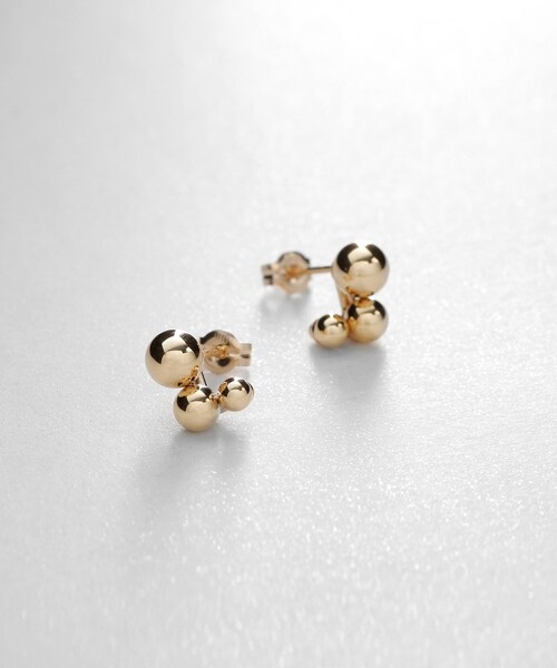 COCOSHNIK(ココシュニック)の「K10中空ボール グラデスタッドピアス(ピアス(両耳用)・レディース・ホワイト系その他7・00)」の1枚目の写真