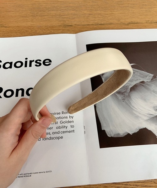 juweel（ユウェル）の「ベーシックレザー風カチューシャ（カチューシャ・レディース・ホワイト/ブラック/ベージュ/ブラウン/グリーン・FREE）」の2枚目の写真