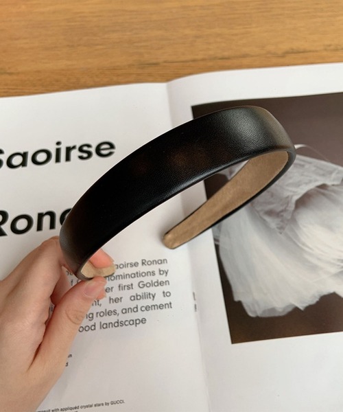 juweel（ユウェル）の「ベーシックレザー風カチューシャ（カチューシャ・レディース・ホワイト/ブラック/ベージュ/ブラウン/グリーン・FREE）」の3枚目の写真