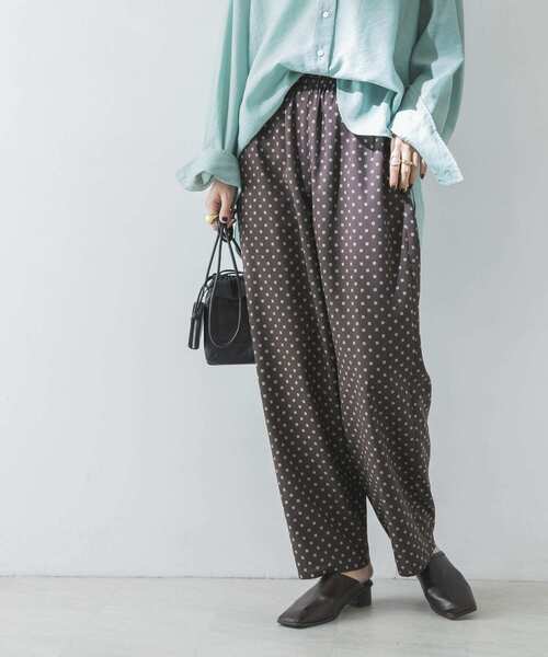 URBAN RESEARCH（アーバンリサーチ）の「小紋柄ギャザーイージーパンツ（その他パンツ・レディース・ネイビー/ブラウン・FREE）」の5枚目の写真