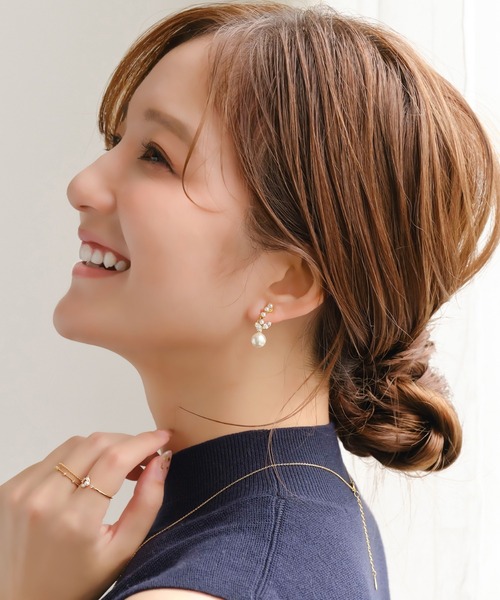 Phoebe(フィービィー)の「【定番】クラシカルドロップパールイヤリング/大ぶり(イヤリング・レディース・シルバー/イエローゴールド・FREE)」の4枚目の写真