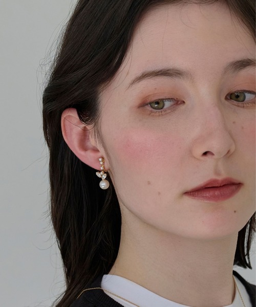 Phoebe(フィービィー)の「【定番】クラシカルドロップパールイヤリング/大ぶり(イヤリング・レディース・シルバー/イエローゴールド・FREE)」の8枚目の写真