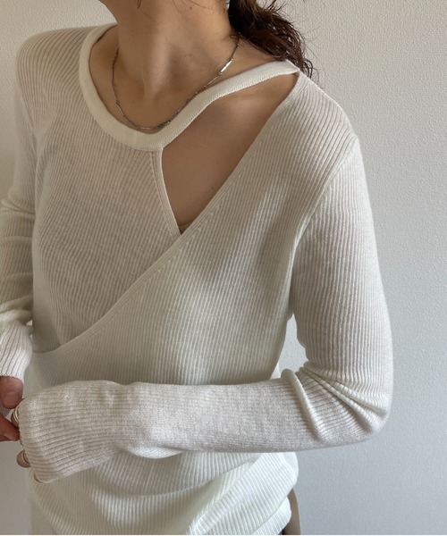wee9s(ウィークス)の「wrap design knit tops / 程よい肌見せで着痩せ効果も叶うラップデザイン長袖ニットブラウス(ニット/セーター・レディース・ブラック/グリーン/アイボリー・FREE)」の3枚目の写真