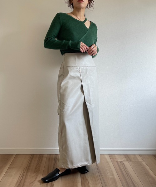wee9s(ウィークス)の「wrap design knit tops / 程よい肌見せで着痩せ効果も叶うラップデザイン長袖ニットブラウス(ニット/セーター・レディース・ブラック/グリーン/アイボリー・FREE)」の13枚目の写真