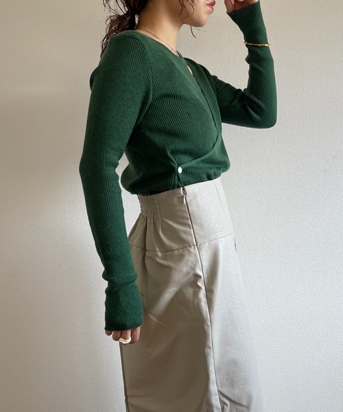 wee9s(ウィークス)の「wrap design knit tops / 程よい肌見せで着痩せ効果も叶うラップデザイン長袖ニットブラウス(ニット/セーター・レディース・ブラック/グリーン/アイボリー・FREE)」の10枚目の写真