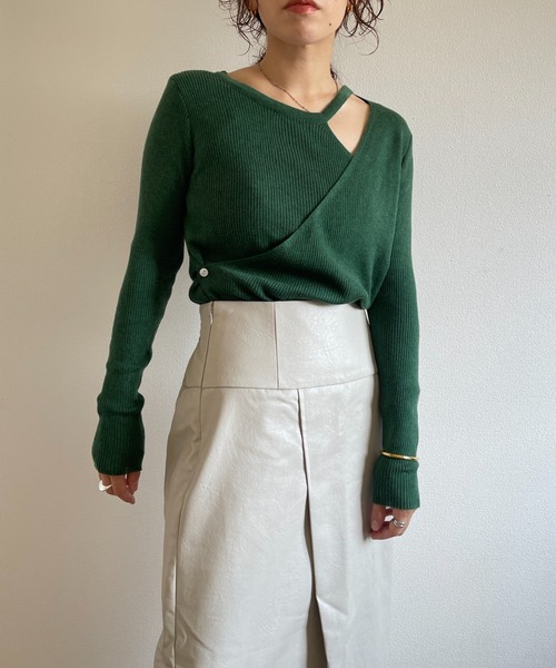 wee9s(ウィークス)の「wrap design knit tops / 程よい肌見せで着痩せ効果も叶うラップデザイン長袖ニットブラウス(ニット/セーター・レディース・ブラック/グリーン/アイボリー・FREE)」の6枚目の写真
