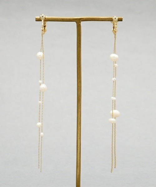 flower（フラワー）の「アイシクルパールイヤリング（イヤリング・レディース・ゴールド・FREE）」の2枚目の写真