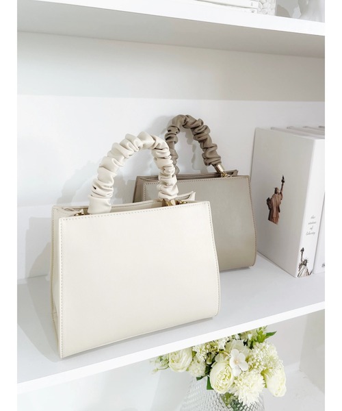 HALUHIROINE（ハルヒロイン）の「シャーリングハンドルバッグ（ハンドバッグ・レディース・グレイッシュベージュ/ライトベージュ・FREE）」の2枚目の写真