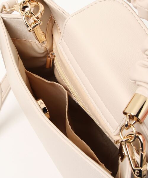 HALUHIROINE（ハルヒロイン）の「シャーリングハンドルバッグ（ハンドバッグ・レディース・グレイッシュベージュ/ライトベージュ・FREE）」の17枚目の写真