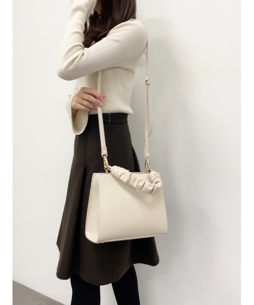 HALUHIROINE（ハルヒロイン）の「シャーリングハンドルバッグ（ハンドバッグ・レディース・グレイッシュベージュ/ライトベージュ・FREE）」の20枚目の写真