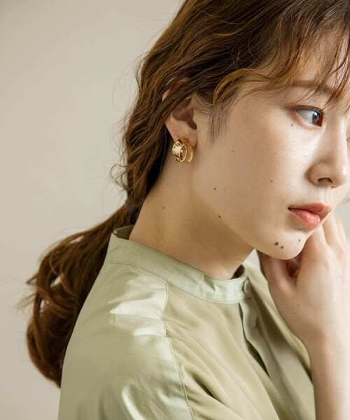 SMELLY（スメリー）の「ツインラインメタルイヤリング（イヤリング・レディース・ゴールド・-）」の16枚目の写真