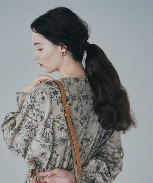 SMELLY（スメリー）の「ツインラインメタルイヤリング（イヤリング・レディース・ゴールド・-）」の4枚目の写真