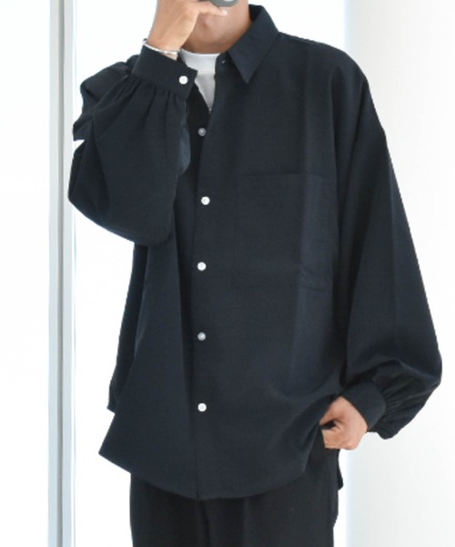 Anytime Songs（エニータイムソングス）の「ビッグシルエット 袖ギャザーシャツ（シャツ/ブラウス・メンズ・グリーン/グレイッシュブルー/グレイッシュベージュ/ホワイト/モカ/ブラック・MEDIUM/LARGE/X-LARGE）」の3枚目の写真