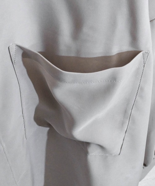 Anytime Songs（エニータイムソングス）の「ビッグシルエット 袖ギャザーシャツ（シャツ/ブラウス・メンズ・グリーン/グレイッシュブルー/グレイッシュベージュ/ホワイト/モカ/ブラック・MEDIUM/LARGE/X-LARGE）」の8枚目の写真