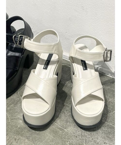 EMODA（エモダ）の「Wクロスバルキーサンダル（サンダル・レディース・ホワイト/ブラック・SMALL/MEDIUM/LARGE）」の2枚目の写真