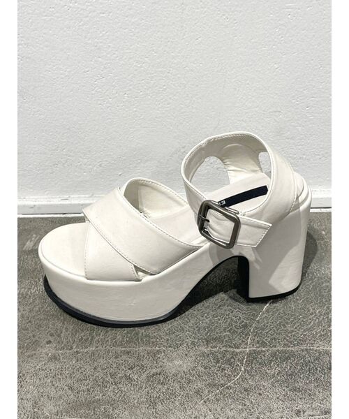 EMODA（エモダ）の「Wクロスバルキーサンダル（サンダル・レディース・ホワイト/ブラック・SMALL/MEDIUM/LARGE）」の15枚目の写真