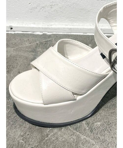 EMODA（エモダ）の「Wクロスバルキーサンダル（サンダル・レディース・ホワイト/ブラック・SMALL/MEDIUM/LARGE）」の16枚目の写真
