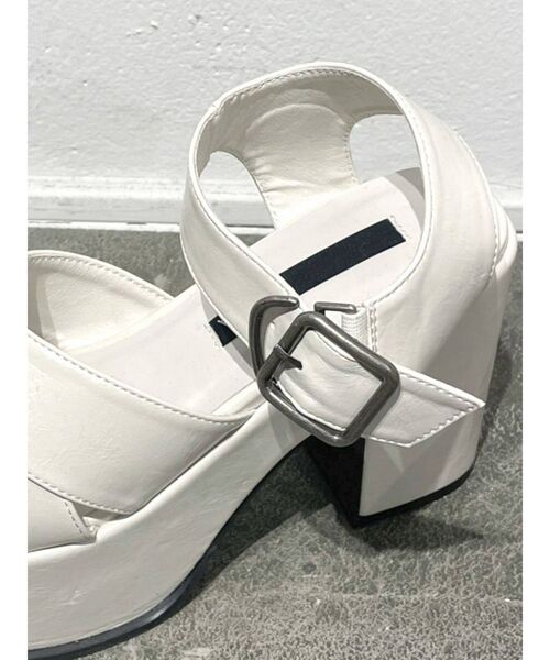 EMODA（エモダ）の「Wクロスバルキーサンダル（サンダル・レディース・ホワイト/ブラック・SMALL/MEDIUM/LARGE）」の17枚目の写真