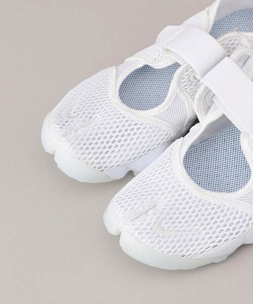 NIKE（ナイキ）の「NIKE/ナイキ エアリフトブリーズ（スニーカー・レディース・ホワイト/ブラック・23.0cm/24.0cm/25.0cm）」の7枚目の写真