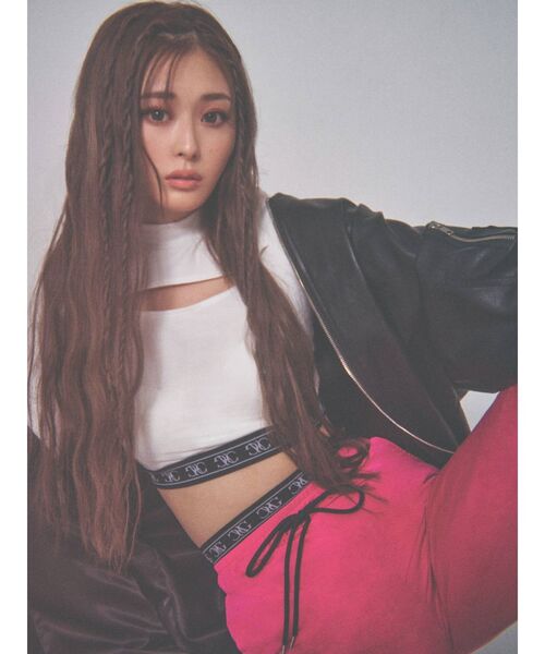GYDA(ジェイダ)の「【ゆうちゃみコラボ】デコルテOPEN ウエストLOGOテープトップス(Tシャツ/カットソー・レディース・ブラック/オフホワイト・FREE)」の6枚目の写真