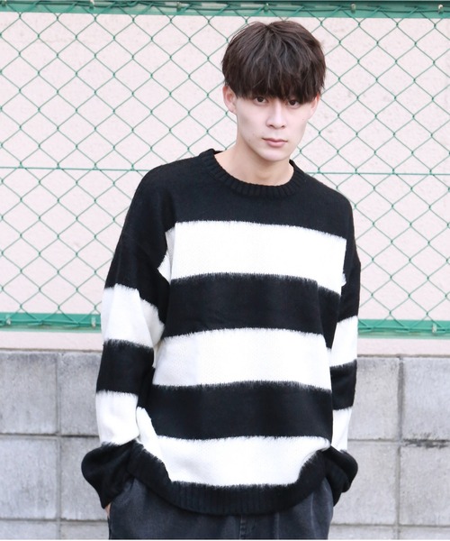 SPINNS（スピンズ）の「【ゆったりシルエット】フェイクモヘア ボーダー カラーニット（ニット/セーター・メンズ・イエロー×ブラック/チャコールグレー×ブラック/レッド系その他/グリーン系その他/ホワイト×ブラック/ベージュ系その他・ONESIZE）」の2枚目の写真