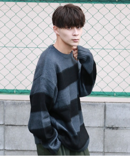 SPINNS（スピンズ）の「【ゆったりシルエット】フェイクモヘア ボーダー カラーニット（ニット/セーター・メンズ・イエロー×ブラック/チャコールグレー×ブラック/レッド系その他/グリーン系その他/ホワイト×ブラック/ベージュ系その他・ONESIZE）」の3枚目の写真