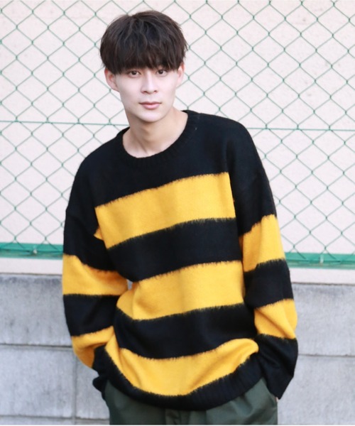 SPINNS（スピンズ）の「【ゆったりシルエット】フェイクモヘア ボーダー カラーニット（ニット/セーター・メンズ・イエロー×ブラック/チャコールグレー×ブラック/レッド系その他/グリーン系その他/ホワイト×ブラック/ベージュ系その他・ONESIZE）」の5枚目の写真
