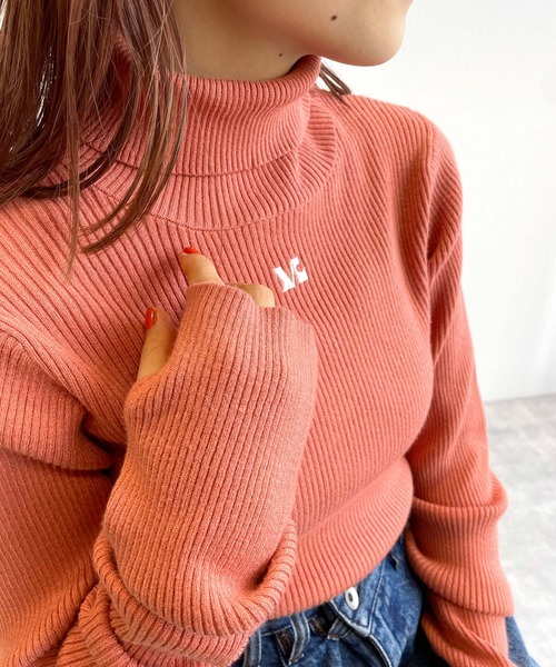 w closet（ダブルクローゼット）の「フィンガーホールタートルネック