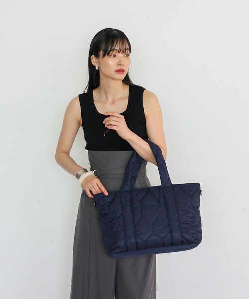 VitaFelice(ヴィータフェリーチェ)の「キルティング2wayトートバッグ(トートバッグ・レディース・ブラック/ライム/モカ/グレー/ネイビー・FREE)」の5枚目の写真