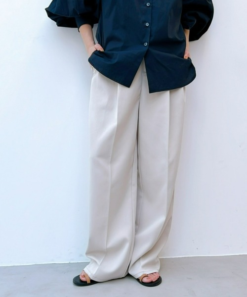 y/m(イム)の「エステルツイル2タックパンツ(スラックス・レディース・ベージュ/アイボリー/ブラック/グレー/パープル/イエロー・FREE)」の2枚目の写真