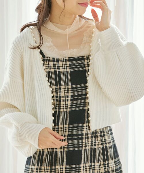 MAJESTIC LEGON(マジェスティックレゴン)の「パールショートニットカーデ(カーディガン/ボレロ・レディース・ブラック/オフホワイト/ピンク/イエロー・MEDIUM)」の1枚目の写真