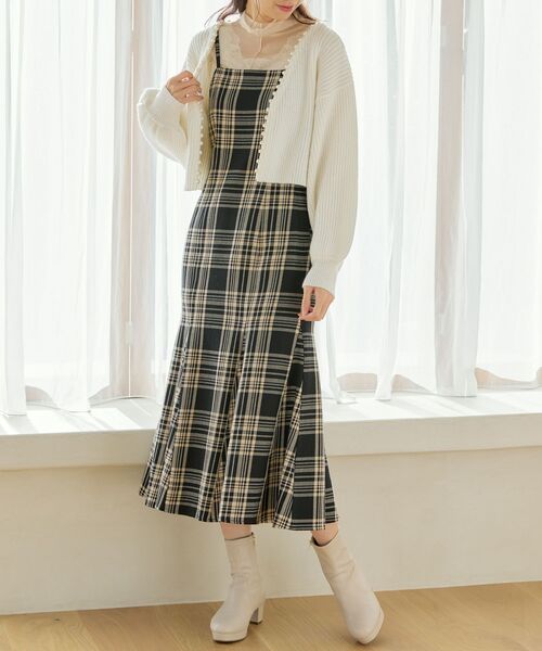 MAJESTIC LEGON(マジェスティックレゴン)の「パールショートニットカーデ(カーディガン/ボレロ・レディース・ブラック/オフホワイト/ピンク/イエロー・MEDIUM)」の6枚目の写真