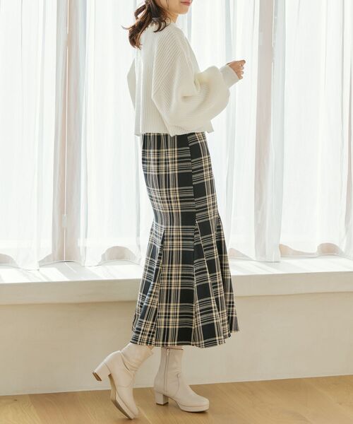 MAJESTIC LEGON(マジェスティックレゴン)の「パールショートニットカーデ(カーディガン/ボレロ・レディース・ブラック/オフホワイト/ピンク/イエロー・MEDIUM)」の7枚目の写真
