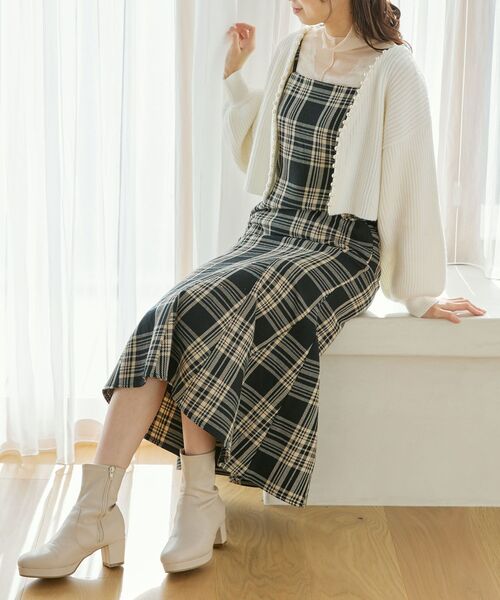 MAJESTIC LEGON(マジェスティックレゴン)の「パールショートニットカーデ(カーディガン/ボレロ・レディース・ブラック/オフホワイト/ピンク/イエロー・MEDIUM)」の8枚目の写真