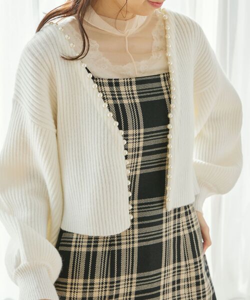 MAJESTIC LEGON(マジェスティックレゴン)の「パールショートニットカーデ(カーディガン/ボレロ・レディース・ブラック/オフホワイト/ピンク/イエロー・MEDIUM)」の9枚目の写真