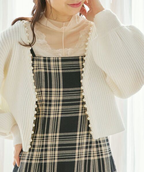 MAJESTIC LEGON(マジェスティックレゴン)の「パールショートニットカーデ(カーディガン/ボレロ・レディース・ブラック/オフホワイト/ピンク/イエロー・MEDIUM)」の10枚目の写真