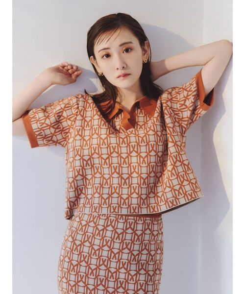 MURUA（ムルーア）の「モノグラムニットポロシャツ（ポロシャツ・レディース・ブラック/オレンジ/ブルー・FREE）」の4枚目の写真