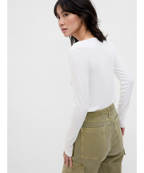 GAP(ギャップ)の「モダン ヘンリーネックTシャツ(Tシャツ/カットソー・レディース・ブラック/ホワイト・XS/S/M/L/XL/XXS)」の8枚目の写真